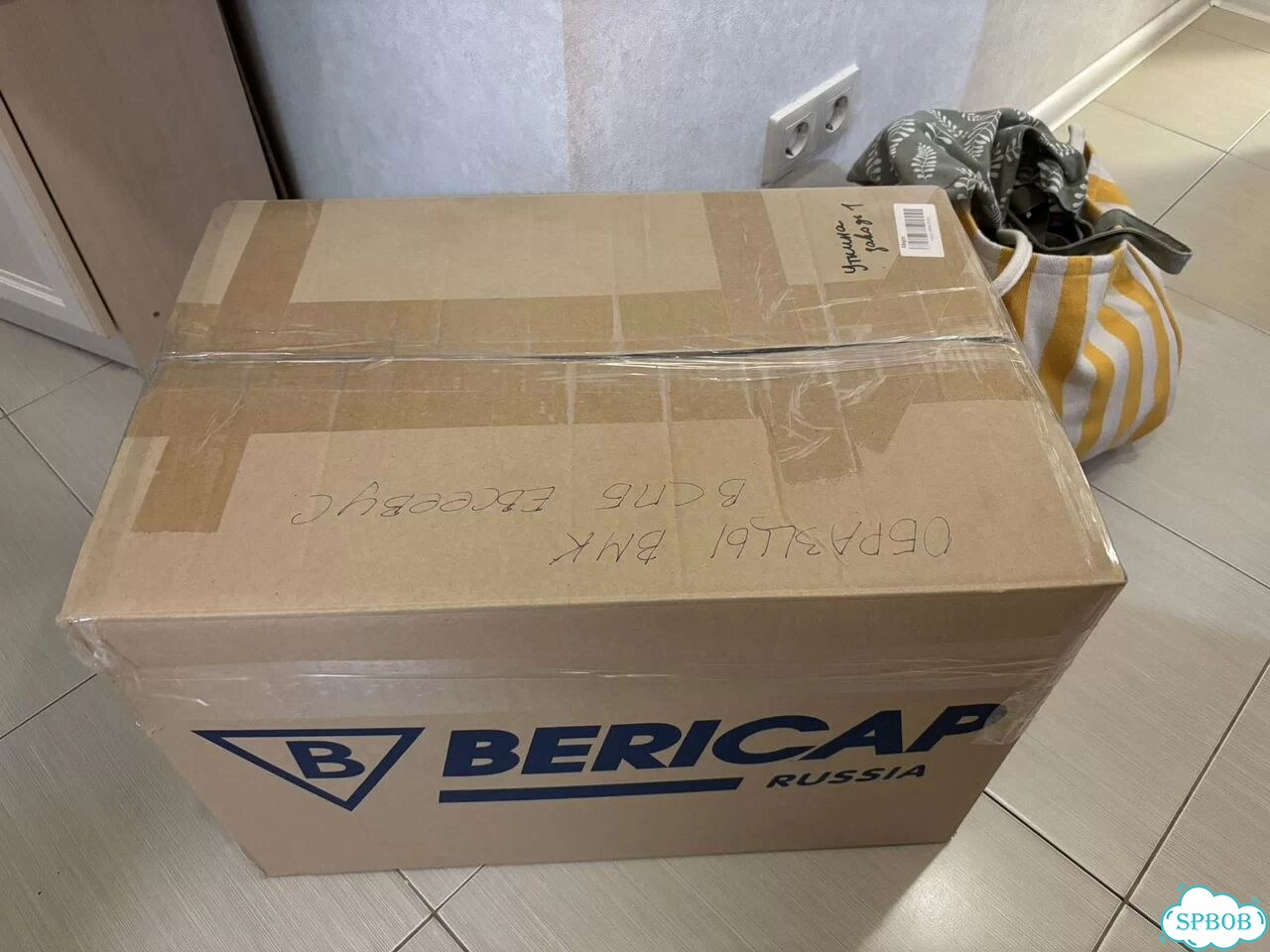 Коробка с детскими вещами фото 1