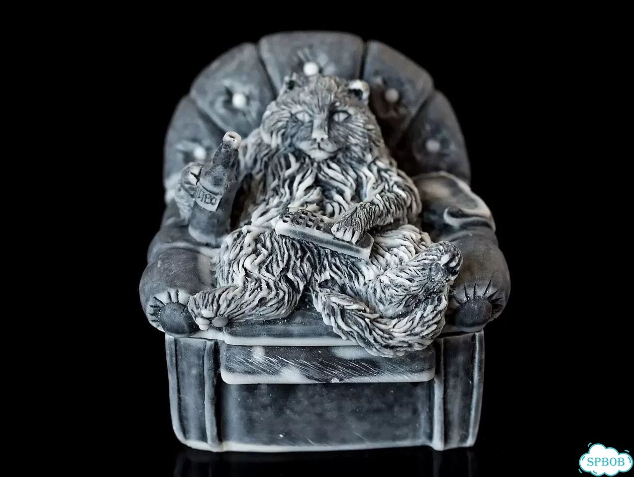 Кот в кресле из мраморной крошки фото 1