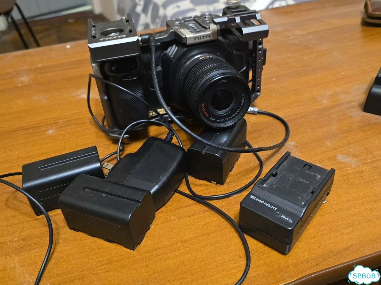 Bmpcc4K +lumix 14-24 3.5-5.6+ зарядная станция фото 1