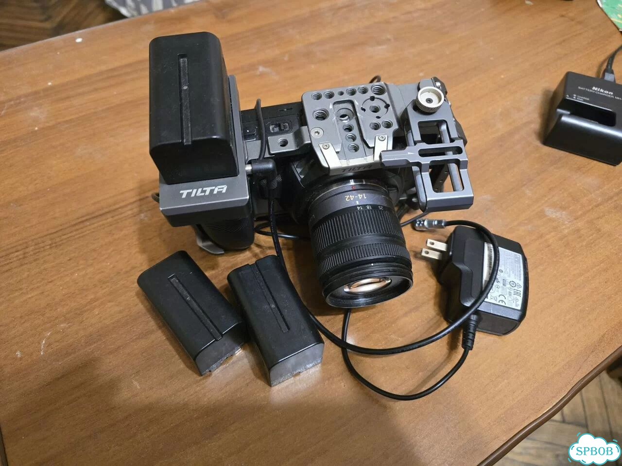 Bmpcc4K +lumix 14-24 3.5-5.6+ зарядная станция фото 2
