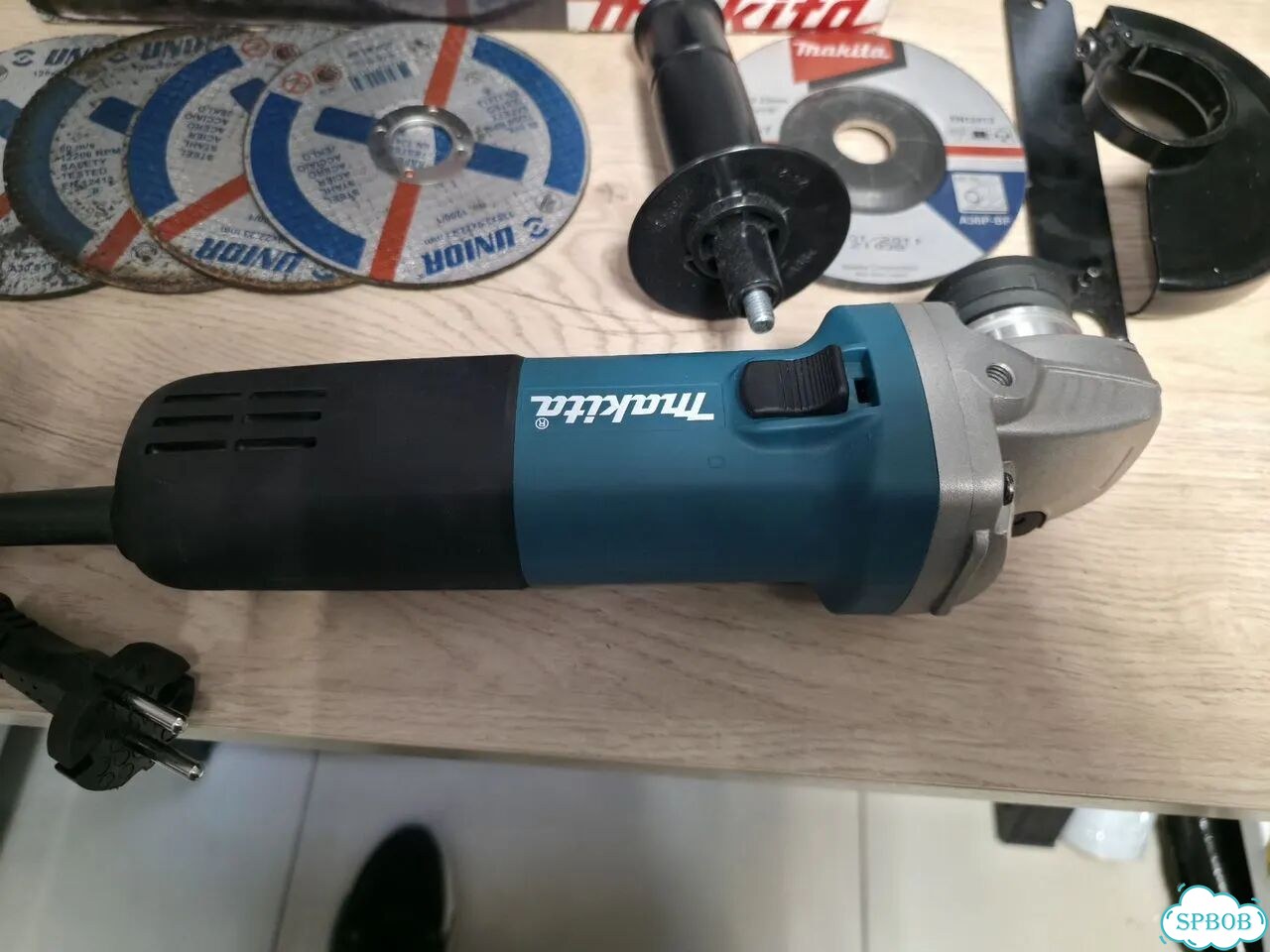 Новая болгарка Makita 9558HN фото 2