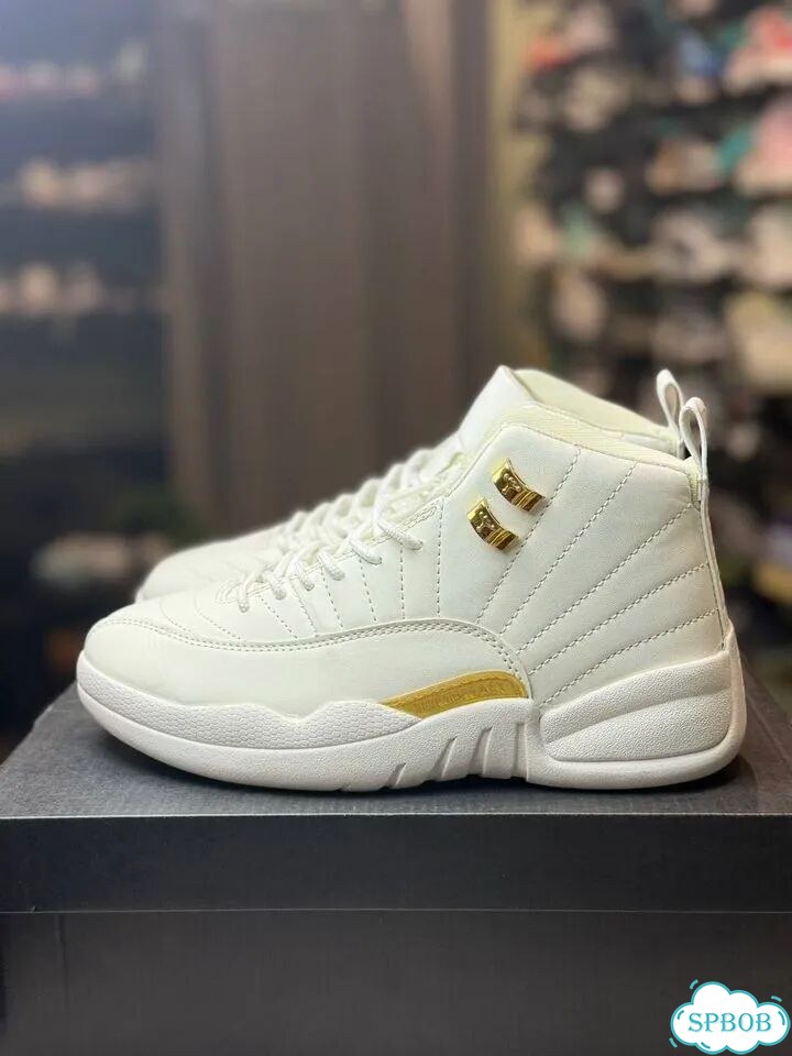 Кроссовки Nike Air Jordan 12 Retro Metallic Gold фото 4