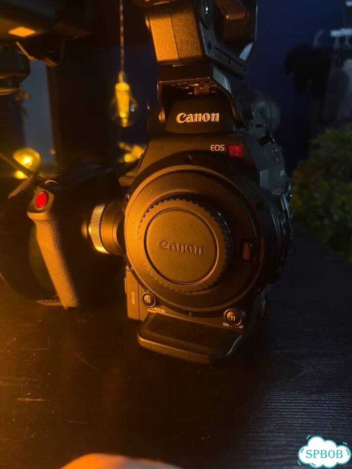 Canon C300 Mark II фото 2