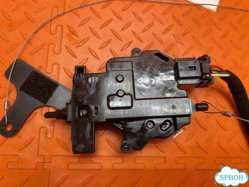 Замок лючка бензобака Kia Carnival YP D4HB 2018 фото 4