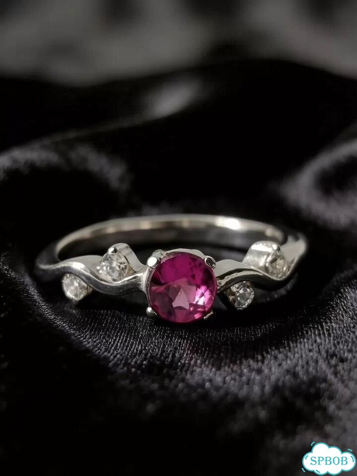 Серебряное кольцо с ягодной вставкой фото 1