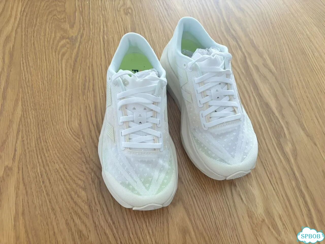 Кросовки женские New Balance FuelCell Rebel v4 фото 1