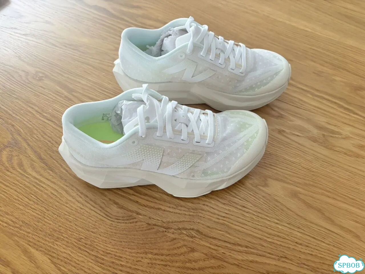 Кросовки женские New Balance FuelCell Rebel v4 фото 2