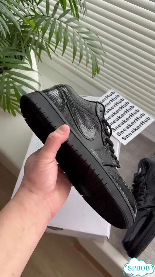 Кроссовки Nike Air Jordan 1 low black croc фото 1