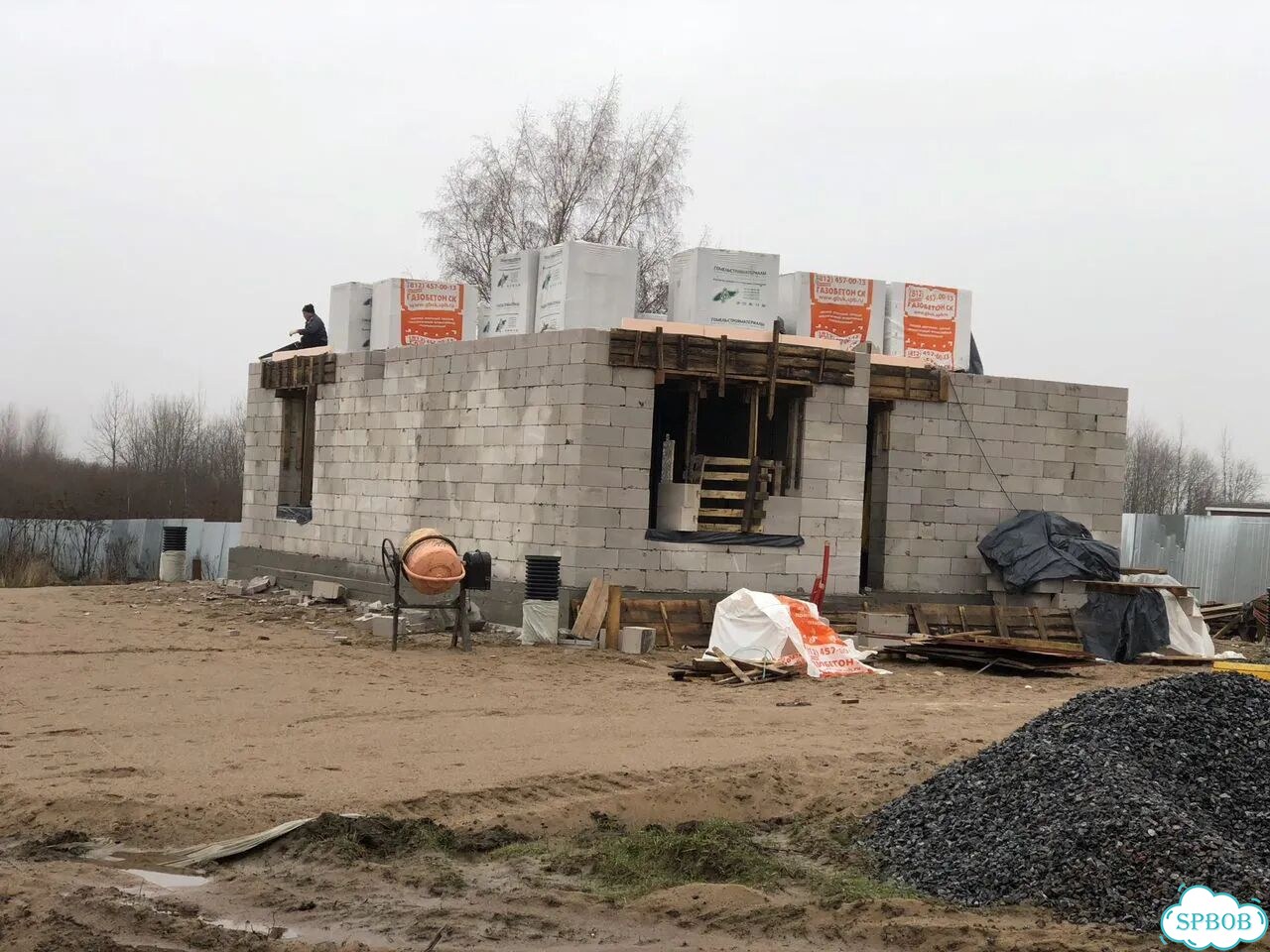 Дом из газобетона:фундамент+стены 375 мм+кровля фото 6