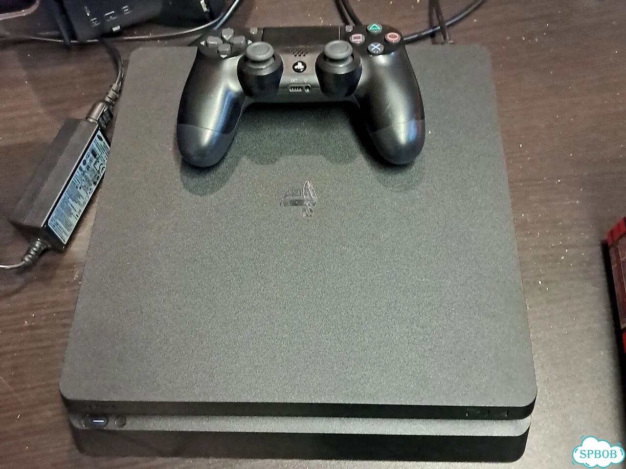 Продаю ps4 + там 2 игры в цифровой версии фото 1