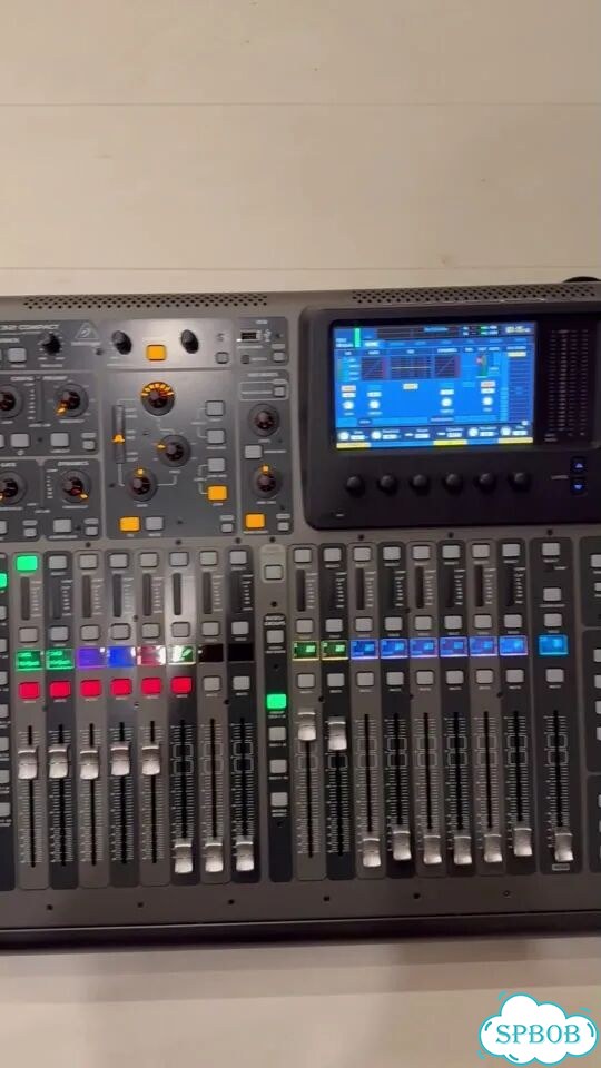 Цифровой микшерный пульт behringer x32 compact фото 1