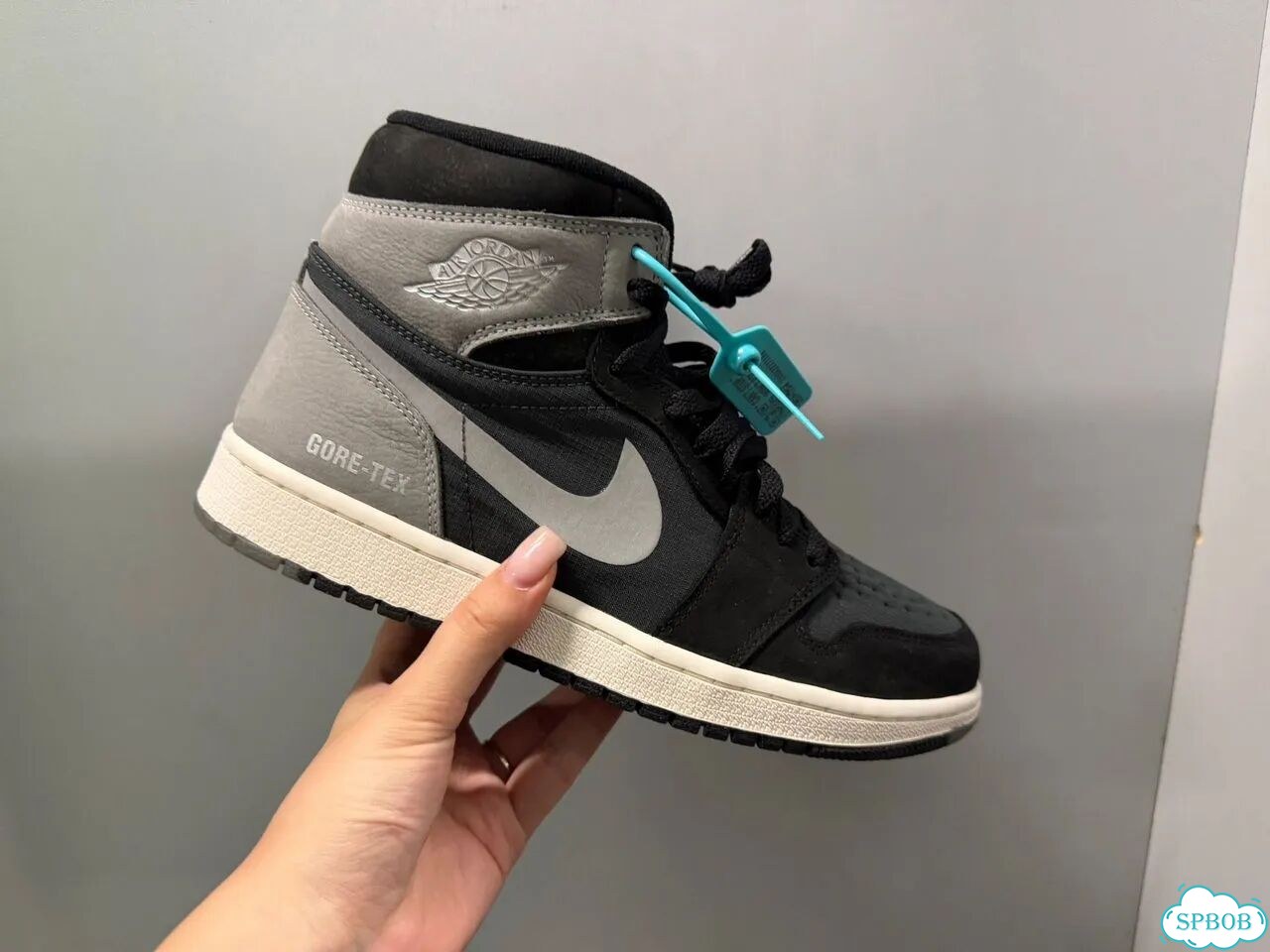 Кроссовки Nike Air Jordan 1 Gore Tex Particle Gray фото 1