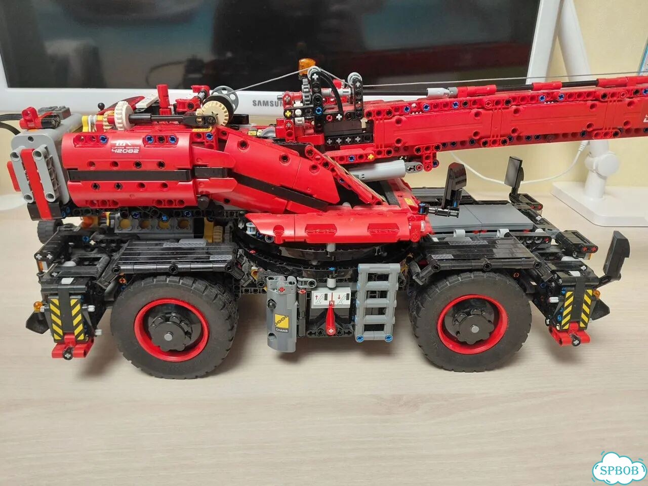 Lego technic кран 42082 в собранном состоянии фото 1