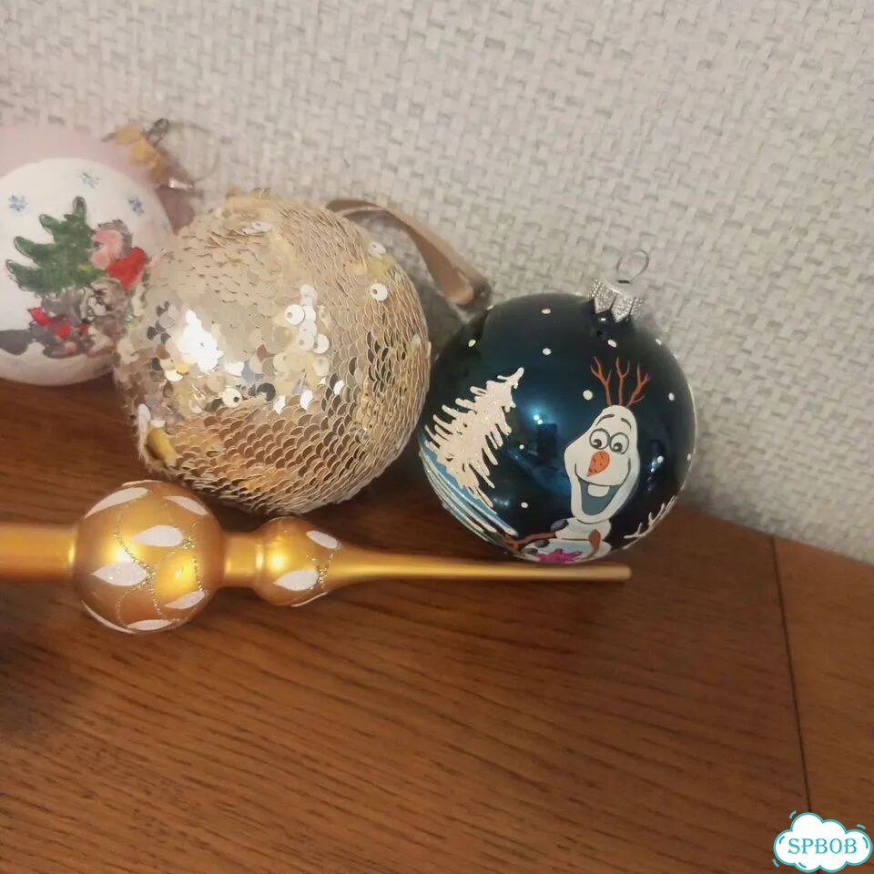 Елка серебристая и новогодние украшения фото 4