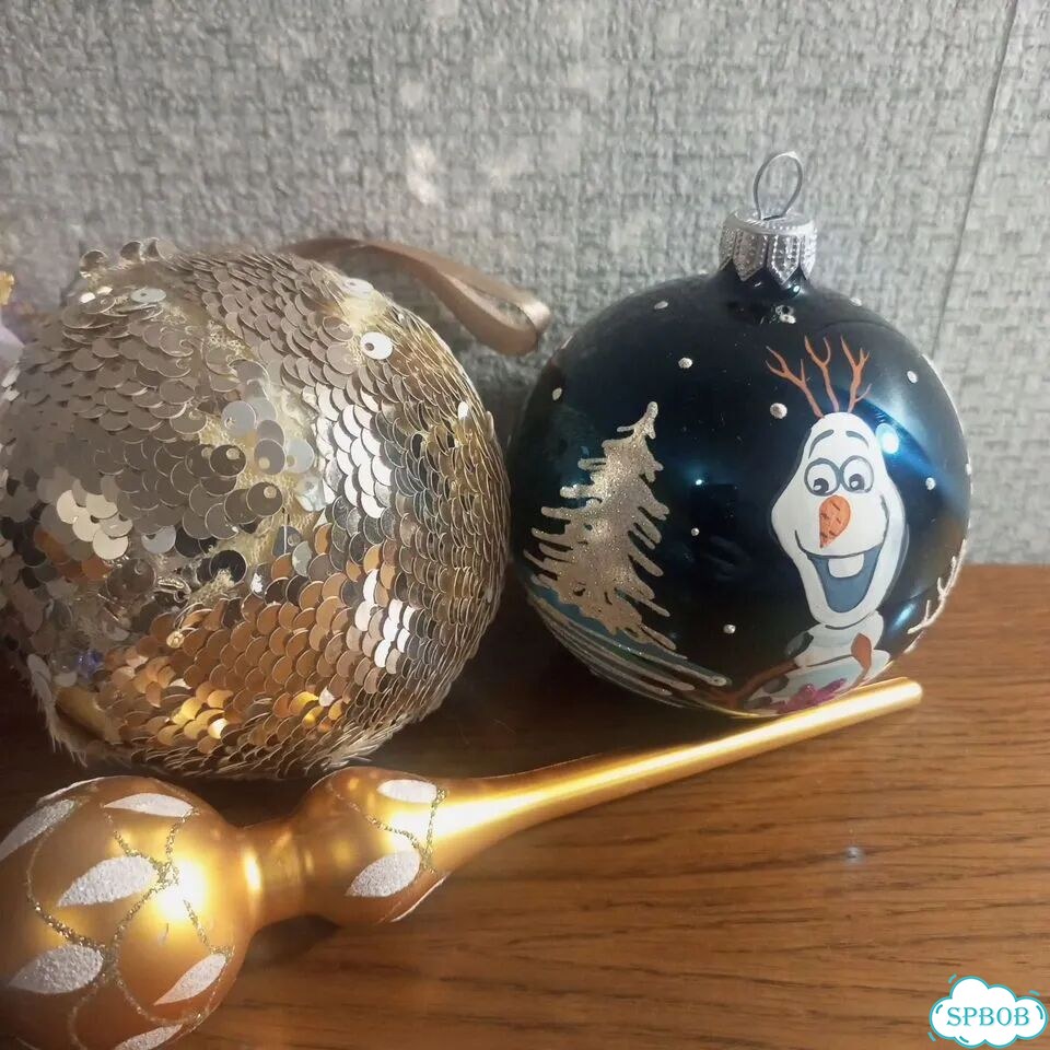 Елка серебристая и новогодние украшения фото 5