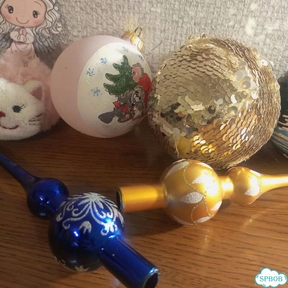 Елка серебристая и новогодние украшения фото 9