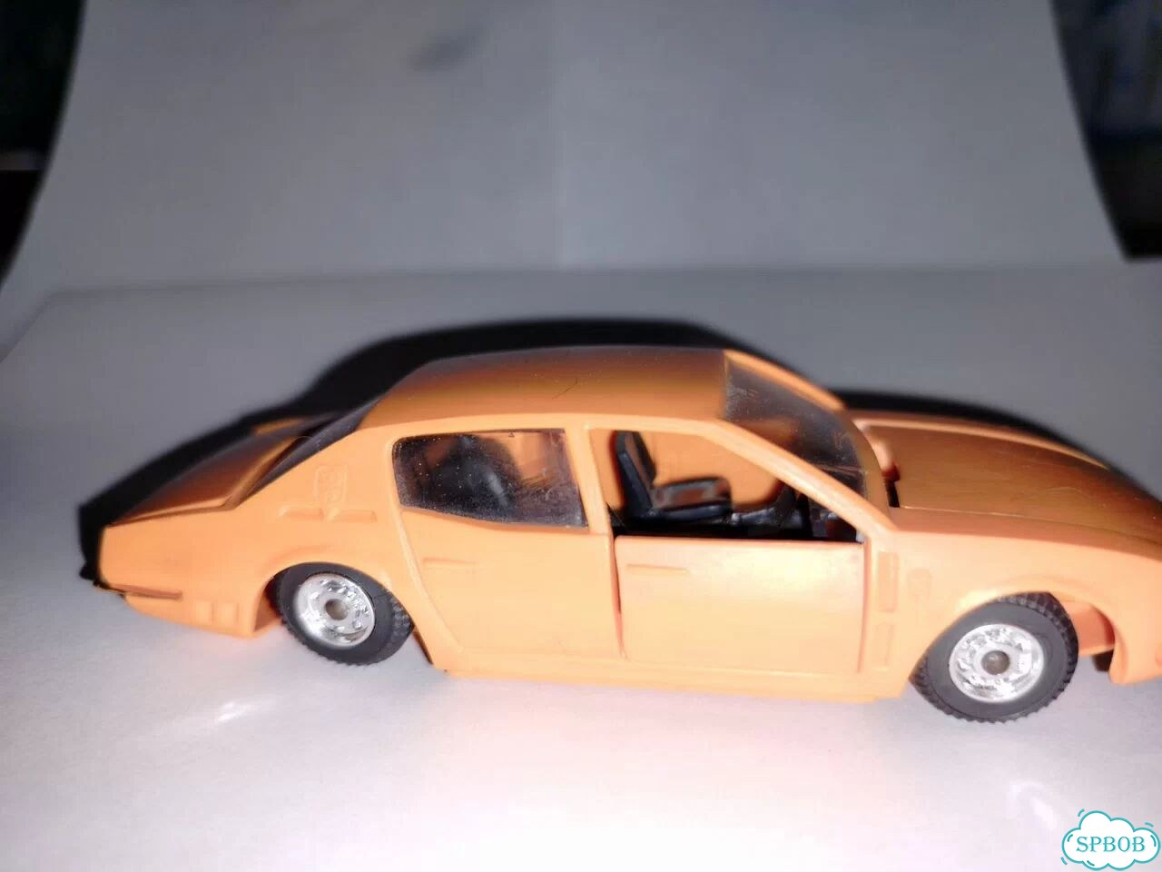 Модель автомобиля исо-ривольта 1:43 фото 1