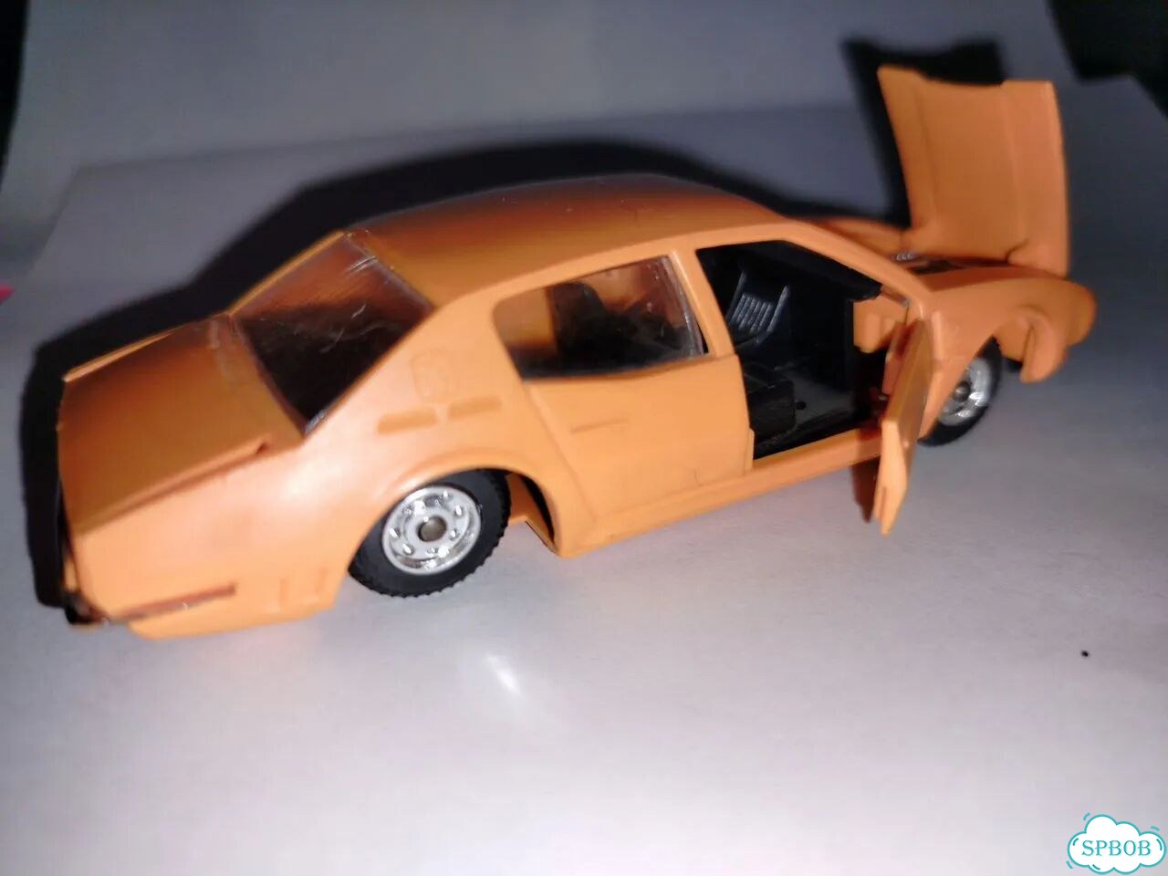 Модель автомобиля исо-ривольта 1:43 фото 2