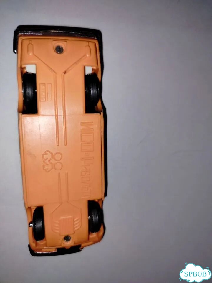 Модель автомобиля исо-ривольта 1:43 фото 4