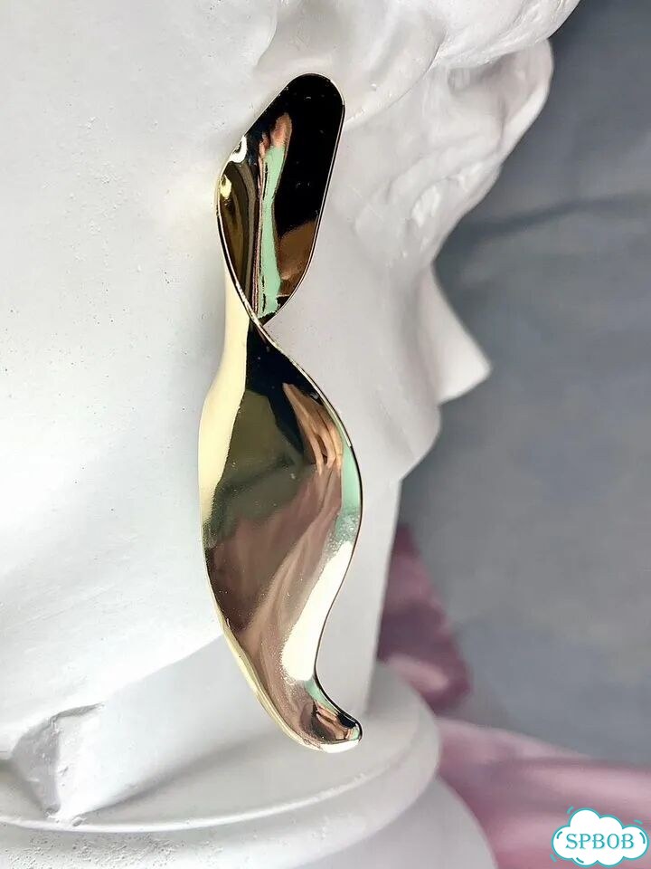 Скульптурные металлические серьги в золотом цвете фото 2