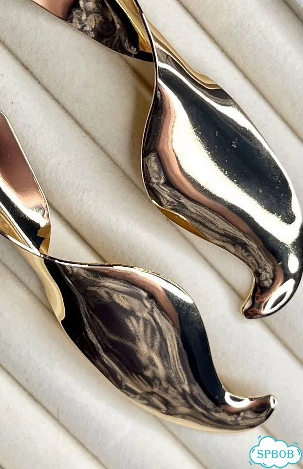 Скульптурные металлические серьги в золотом цвете фото 9