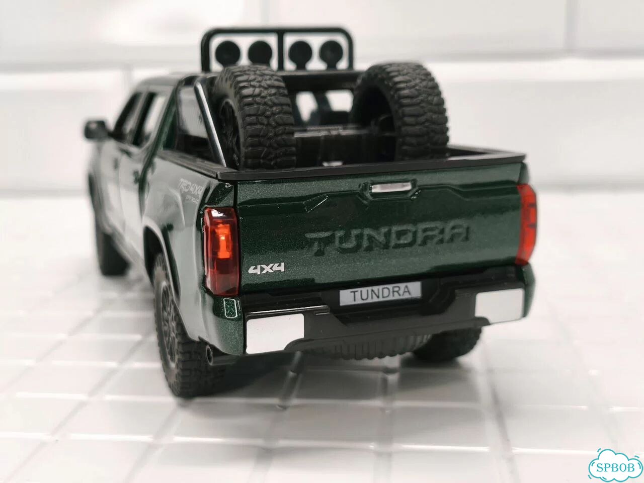 Модель автомобиля Toyota Tundra 1/24 зеленая фото 10