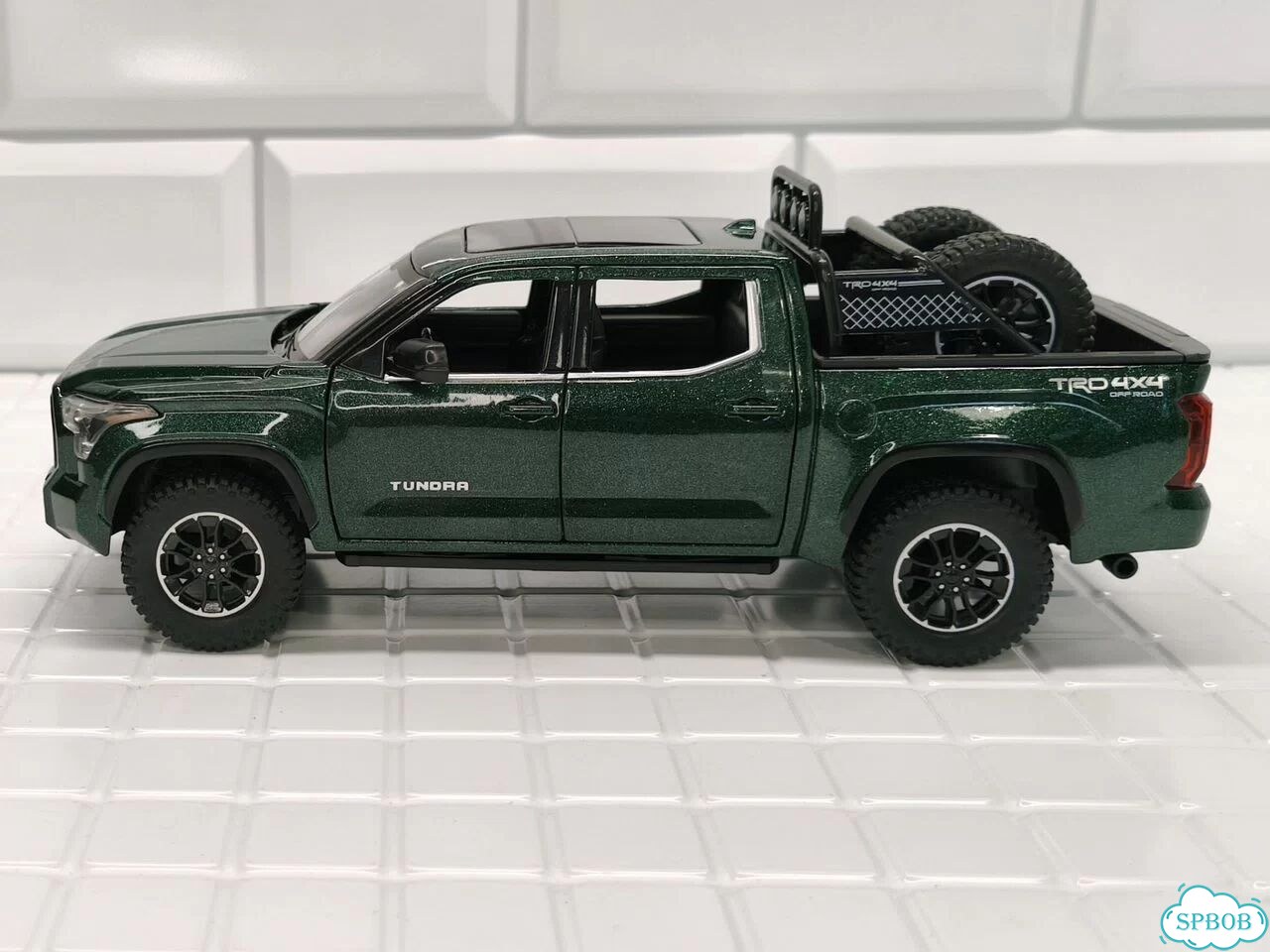 Модель автомобиля Toyota Tundra 1/24 зеленая фото 6
