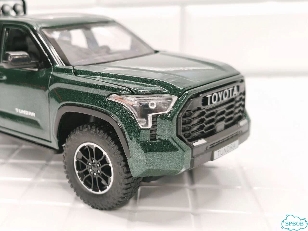 Модель автомобиля Toyota Tundra 1/24 зеленая фото 7