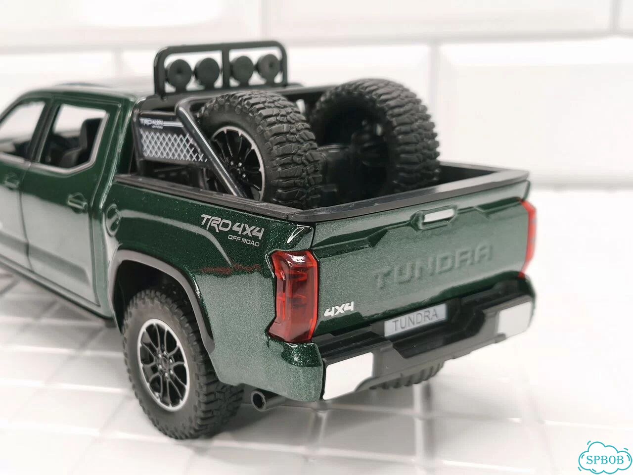 Модель автомобиля Toyota Tundra 1/24 зеленая фото 8