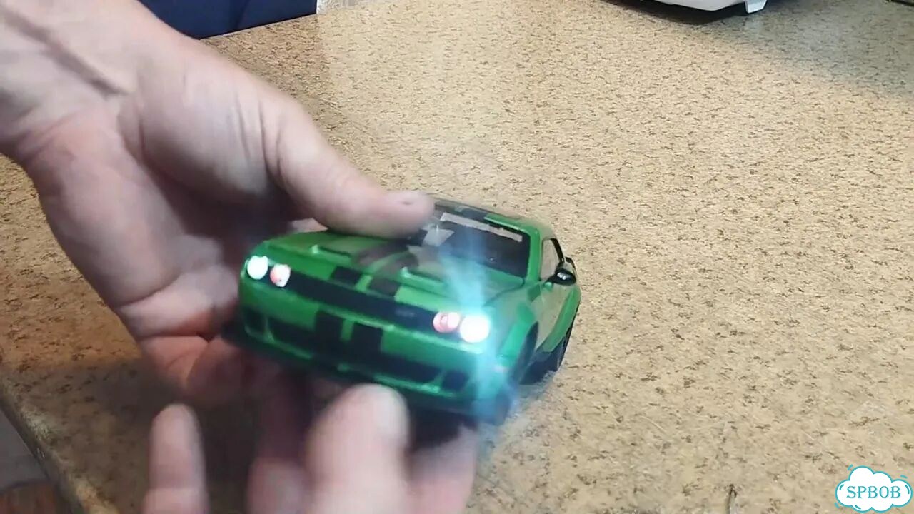 Dodge Challenger SRT зелёный масштаб 1:24 модель фото 1