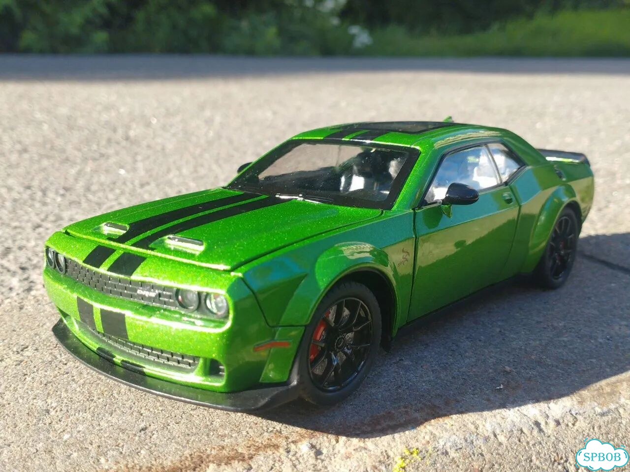 Dodge Challenger SRT зелёный масштаб 1:24 модель фото 2