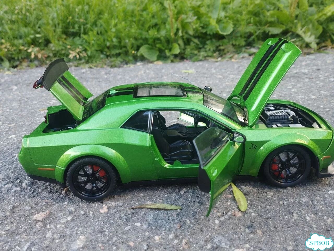 Dodge Challenger SRT зелёный масштаб 1:24 модель фото 5