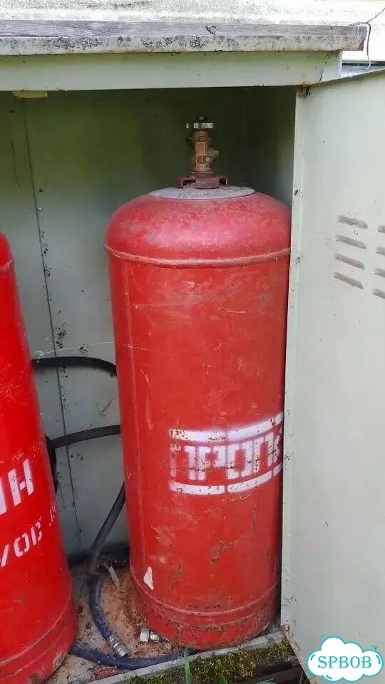 Четыре газовых пустых баллона, два газовых шкафа фото 1
