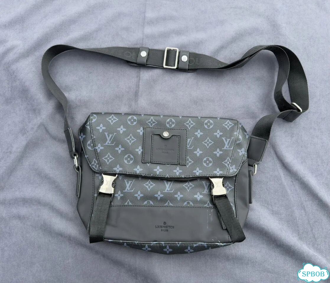 Мужская сумка-мессенджер Louis Vuitton Voyager фото 1