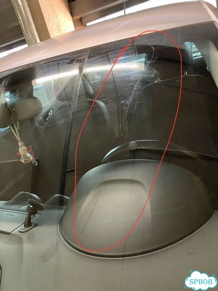 Лобовое стекло Audi A1, бу, есть трещина фото 2