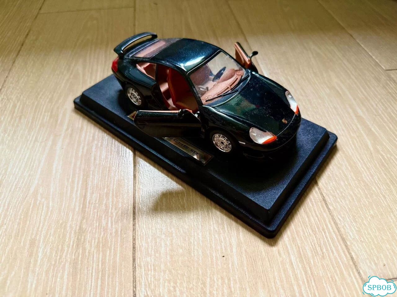 Модель автомобиля Bburago Porsche 911 GT3 фото 1