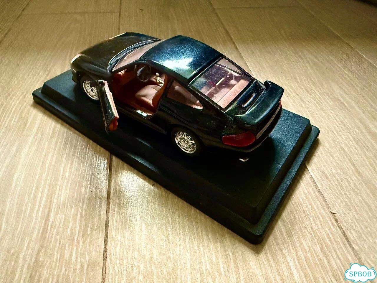 Модель автомобиля Bburago Porsche 911 GT3 фото 4