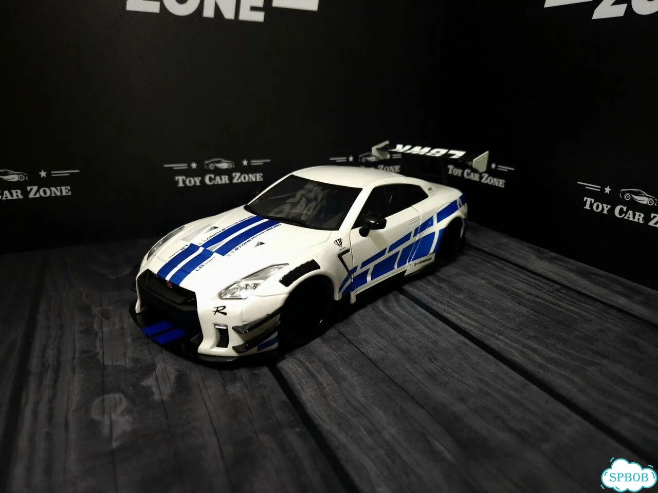 Nissan GT-R R35 Solido 1:18 фото 2