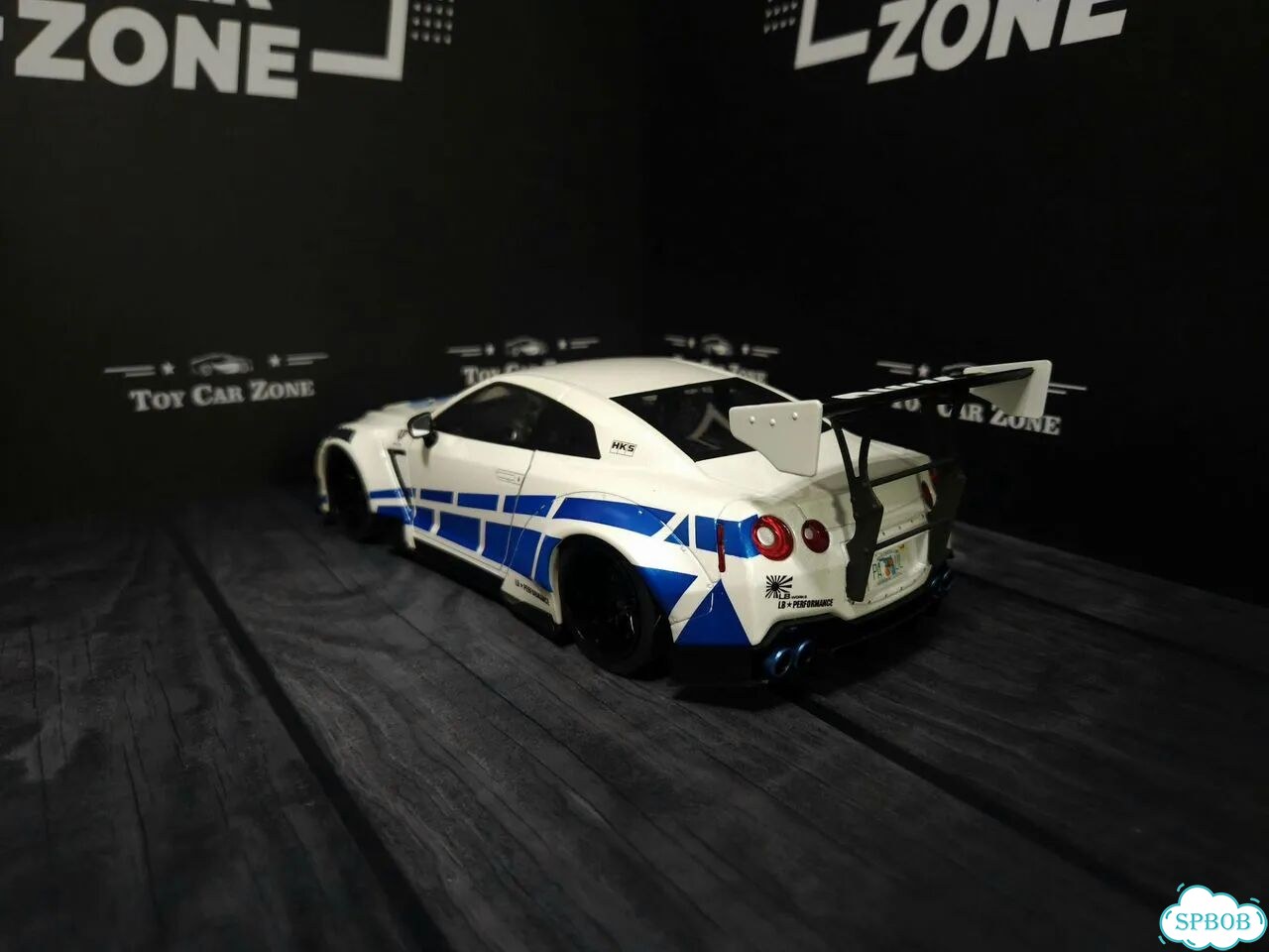 Nissan GT-R R35 Solido 1:18 фото 3