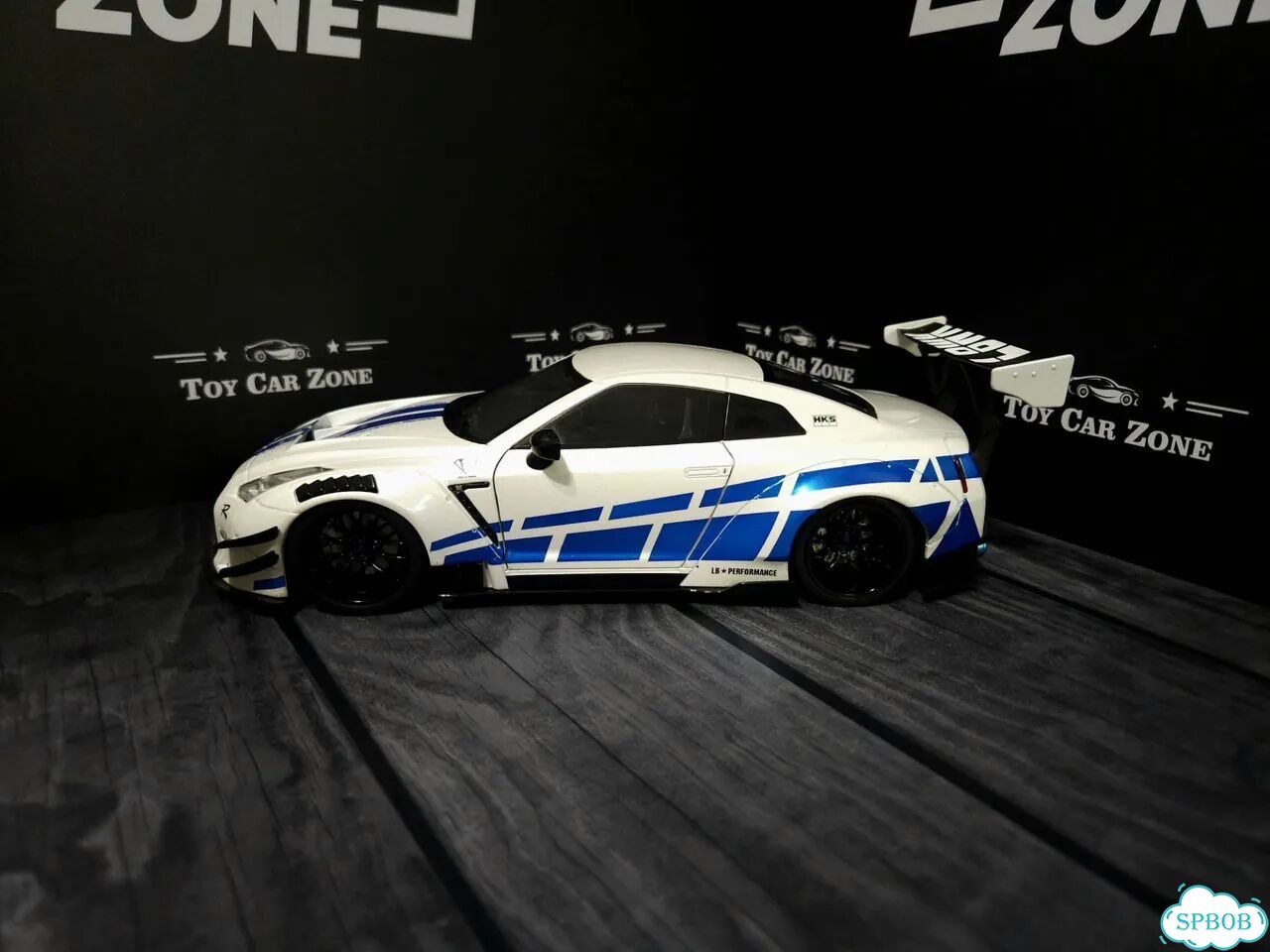 Nissan GT-R R35 Solido 1:18 фото 4