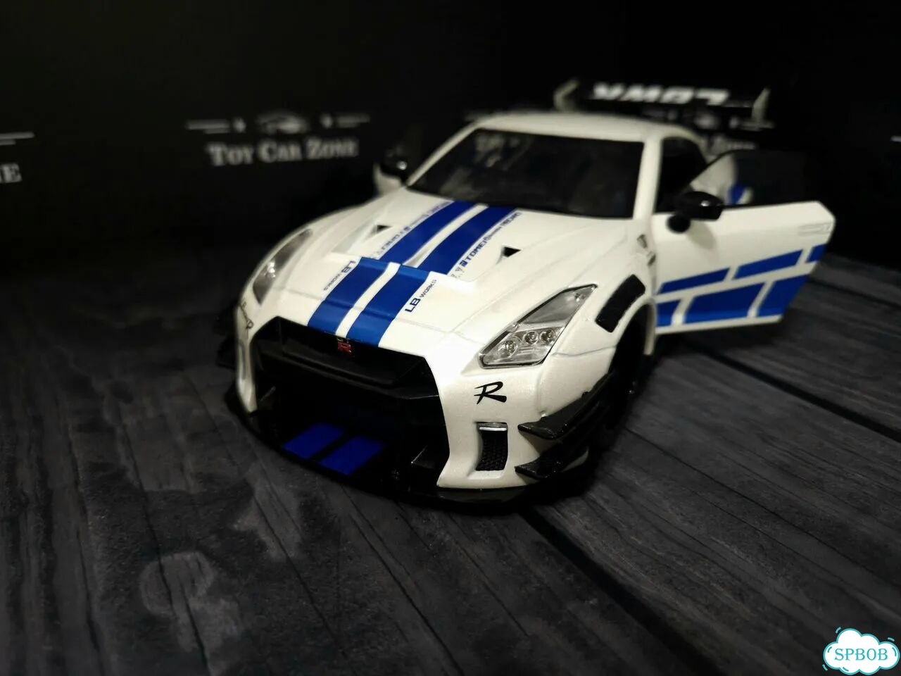 Nissan GT-R R35 Solido 1:18 фото 5