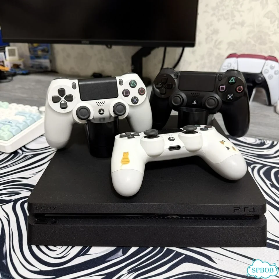PlayStation 4 Slim + 3 геймпада + 2 док станции фото 1