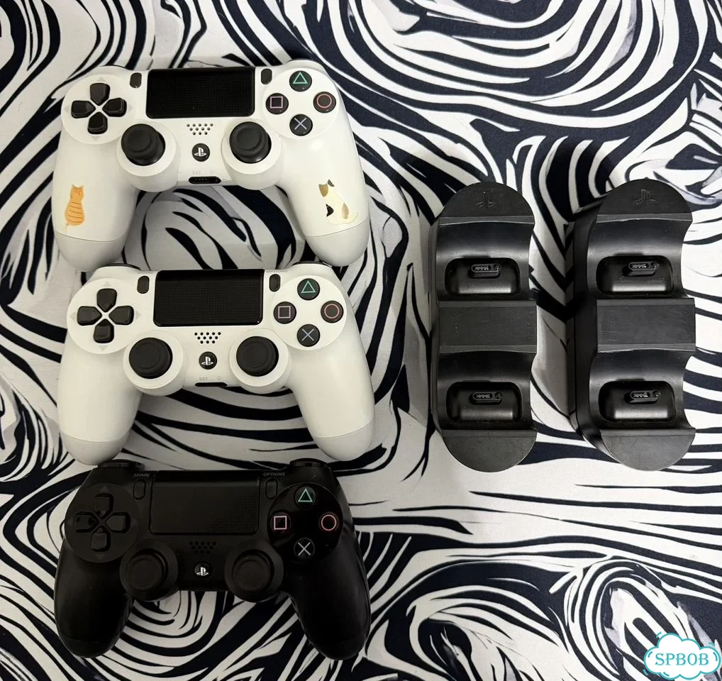 PlayStation 4 Slim + 3 геймпада + 2 док станции фото 4